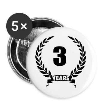 Lauwerkrans 3 Jahre mit Nummer und Bannerjahr - Buttons groß 56 mm (5er Pack) - Weiß - Vorne