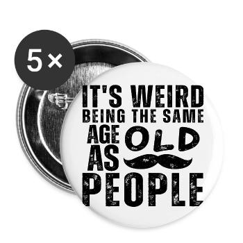 C’est bizarre d’avoir le même âge que les personnes âgées - Lot de 5 grands badges (56 mm) - blanc - Devant