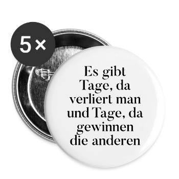 T-Shirt "es gibt Tage, da verliert man" - Buttons groß 56 mm (5er Pack) - Weiß - Vorne