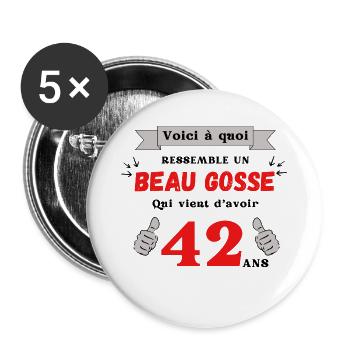 Voici à Quoi Ressemble Un Beau Gosse de 42 ans - Lot de 5 grands badges (56 mm) - blanc - Devant