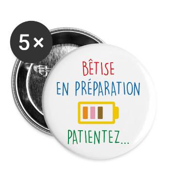 Bêtise en préparation, patientez... - Lot de 5 grands badges (56 mm) - blanc - Devant