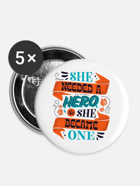 She Needed a Hero – Empowerment Statement - Buttons groß 56 mm (5er Pack) - Weiß