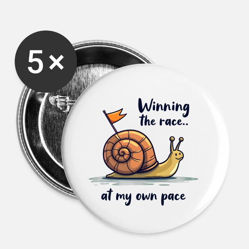 Schnecke mit Fahne „Das Rennen gewinnen“ - Buttons groß 56 mm (5er Pack) - Weiß