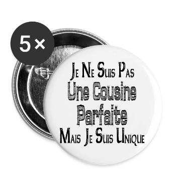 Pas une Cousine Parfaite Mais je suis Unique - Lot de 5 grands badges (56 mm) - blanc - Devant