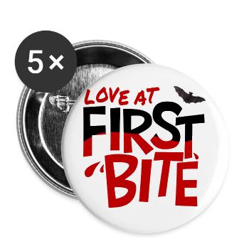 Coup de foudre à la première bouchée - Lot de 5 grands badges (56 mm) - blanc - Devant