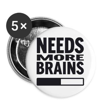 Needs More Brains - Citation amusante d’Halloween - Lot de 5 grands badges (56 mm) - blanc - Devant