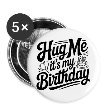 Prends-moi dans tes bras, c’est mon anniversaire - Lot de 5 grands badges (56 mm) - blanc - Devant