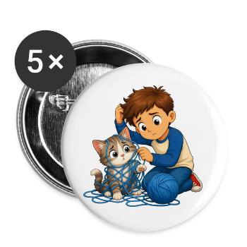 Junge befreit Katze sanft aus blauem Wollknäuel - Buttons groß 56 mm (5er Pack) - Weiß - Vorne