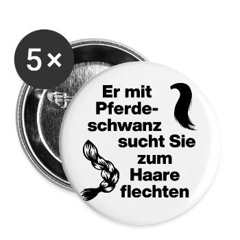 ER MIT PFERDESCHWANZ SUCHT SIE ZUM HAARE FLECHTEN - Buttons groß 56 mm (5er Pack) - Weiß - Vorne