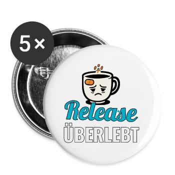 Release überlebt — Shirt für DevOps & Teams - Buttons groß 56 mm (5er Pack) - Weiß - Vorne