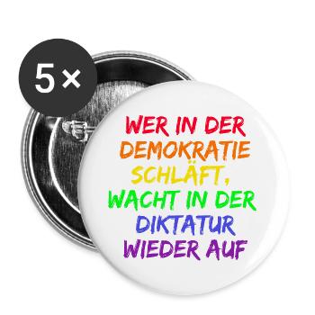 WER IN D. DEMOKRATIE SCHLÄFT WACHT IN DIKTATUR AUF - Buttons groß 56 mm (5er Pack) - Weiß - Vorne