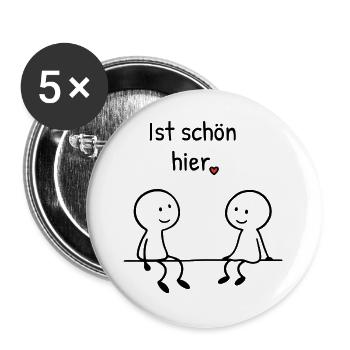 Ist schön hier. | Zwei Figuren mit Herz - Buttons groß 56 mm (5er Pack) - Weiß - Vorne