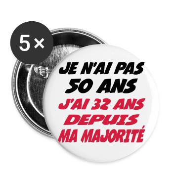 Je n'ai pas 50 ans j'ai 32 ans depuis ma majorité - Lot de 5 grands badges (56 mm) - blanc - Devant