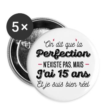 perfection 15 ans / humour anniversaire 15 ans - Lot de 5 grands badges (56 mm) - blanc - Devant
