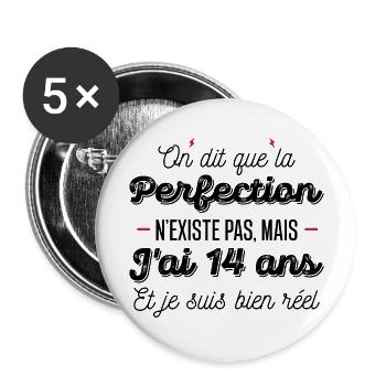 14 ans de perfection / cadeau anniversaire 14 ans - Lot de 5 grands badges (56 mm) - blanc - Devant
