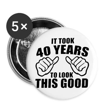 es hat 40 Jahre gedauert, bis es so gut aussah - Buttons groß 56 mm (5er Pack) - Weiß - Vorne