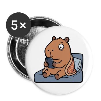 Müde, süße Capybara spielt vor dem Schlafengehen am Handy - Buttons groß 56 mm (5er Pack) - Weiß - Vorne