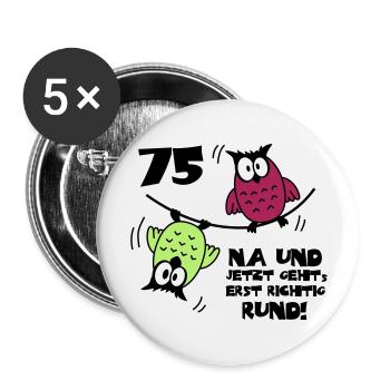 75. Geburtstag - Eulen "na und" - Buttons groß 56 mm (5er Pack) - Weiß - Vorne