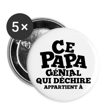 ce papa génial qui déchire appartient à (prénom) - Lot de 5 grands badges (56 mm) - blanc - Devant