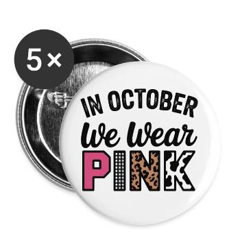 Rosa Oktober: Im Oktober tragen wir Pink - Buttons groß 56 mm (5er Pack) - Weiß - Vorne