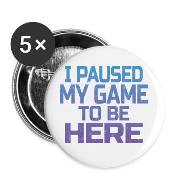 Ich habe mein Spiel, um hier zu sein, Gamer-Geschenk pausiert - Buttons groß 56 mm (5er Pack) - Weiß - Vorne