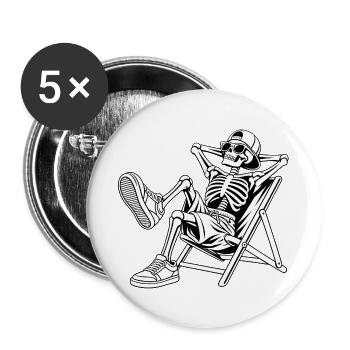 Entspannendes Skelett auf Deckstuhl - Buttons groß 56 mm (5er Pack) - Weiß - Vorne