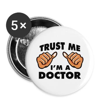 VERTRAU MIR, ICH BIN ARZT - Buttons groß 56 mm (5er Pack) - Weiß - Vorne