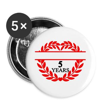 Bannière nominative cinq ans, couronne de laurier en forme de cœur - Lot de 5 grands badges (56 mm) - blanc - Devant