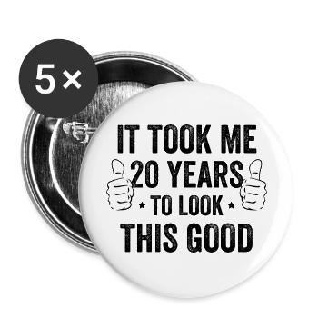 Il m’a fallu 20 ans pour être aussi belle - Lot de 5 grands badges (56 mm) - blanc - Devant