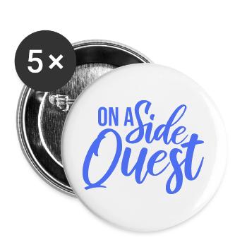 On A Side Quest Gaming Adventure Spruch Logo Text - Buttons groß 56 mm (5er Pack) - Weiß - Vorne