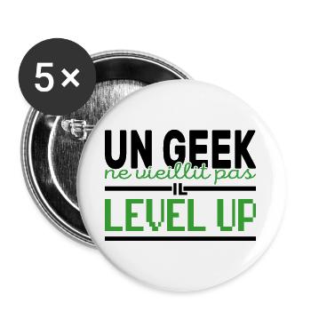 Un Geek ne vieillit Pas il Level up - Lot de 5 grands badges (56 mm) - blanc - Devant