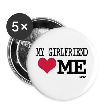 My girlfriend loves me - humour de couple - Lot de 5 grands badges (56 mm) - blanc - Devant