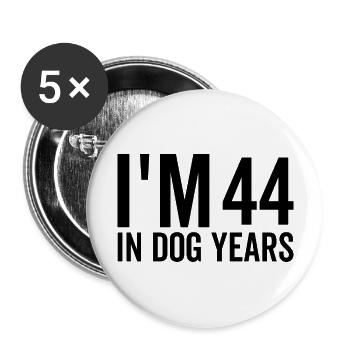 J’ai 44 ans dans Les années de chien - Lot de 5 grands badges (56 mm) - blanc - Devant