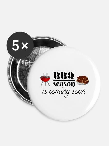 Die Grillsaison kommt bald. - Buttons groß 56 mm (5er Pack) - Weiß