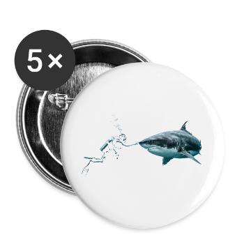 Scuba Diver Booping a Great White Shark  - Buttons groß 56 mm (5er Pack) - Weiß - Vorne