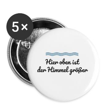 Hier oben ist der Himmel größer – Norddeutschland - Buttons groß 56 mm (5er Pack) - Weiß - Vorne