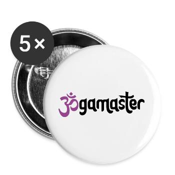 Jogamaster - Typografisches OM (3-Farbig) - Buttons groß 56 mm (5er Pack) - Weiß - Vorne