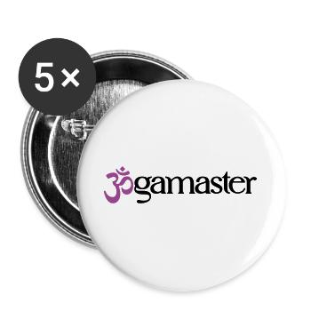 Jogamaster - Typografisches OM (3-Farbig) - Buttons groß 56 mm (5er Pack) - Weiß - Vorne