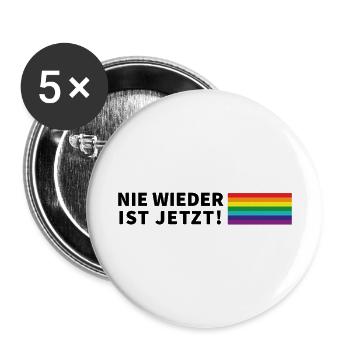 Nie wieder ist jetzt! Schriftzug Pride Flagge - Buttons groß 56 mm (5er Pack) - Weiß - Vorne