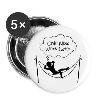 Männchen in Hängematte "CHILL NOW WORK LATER" - Buttons groß 56 mm (5er Pack) - Weiß - Vorne