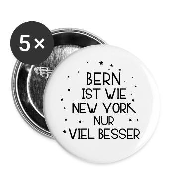 Bern vs. New York – Humorvolles Städtestatement - Buttons groß 56 mm (5er Pack) - Weiß - Vorne