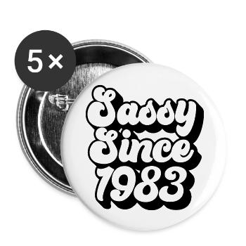 Sassy Since 1983, 40ème Cadeau d’Anniversaire 40 ans - Lot de 5 grands badges (56 mm) - blanc - Devant