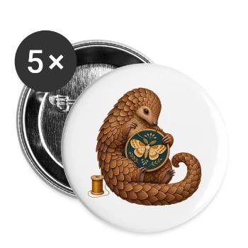 Schuppentier stickt eine Motte - Buttons groß 56 mm (5er Pack) - Weiß - Vorne