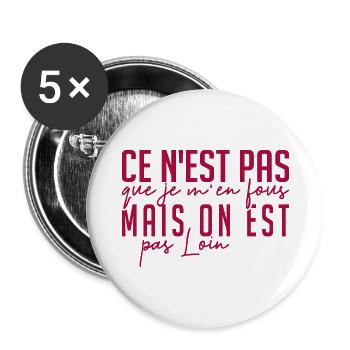 ce n'est pas que je m'en fous mais on est pas loin - Lot de 5 grands badges (56 mm) - blanc - Devant