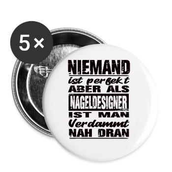 Niemand Ist perfekt aber Nageldesigner man nah dra - Buttons groß 56 mm (5er Pack) - Weiß - Vorne
