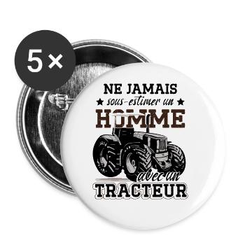Ne Jamais Sous-Estimer Un Homme Avec Un Tracteur - Lot de 5 grands badges (56 mm) - blanc - Devant