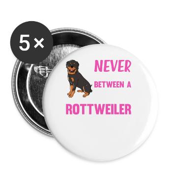 Ne vous tenez jamais entre une femme et son rottweiler - Lot de 5 grands badges (56 mm) - blanc - Devant