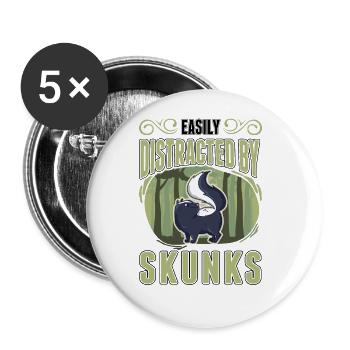 Easily distracted by Skunks Stinktier - Buttons groß 56 mm (5er Pack) - Weiß - Vorne