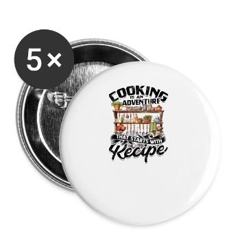 Kochen ist ein Abenteuer, das mit einem Rezept beginnt - Buttons groß 56 mm (5er Pack) - Weiß - Vorne