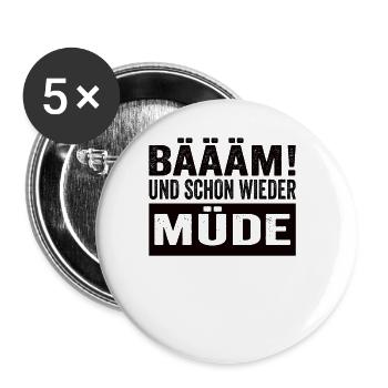 Bäääm! Und Schon Wieder Müde Schlafshirt - Buttons groß 56 mm (5er Pack) - Weiß - Vorne